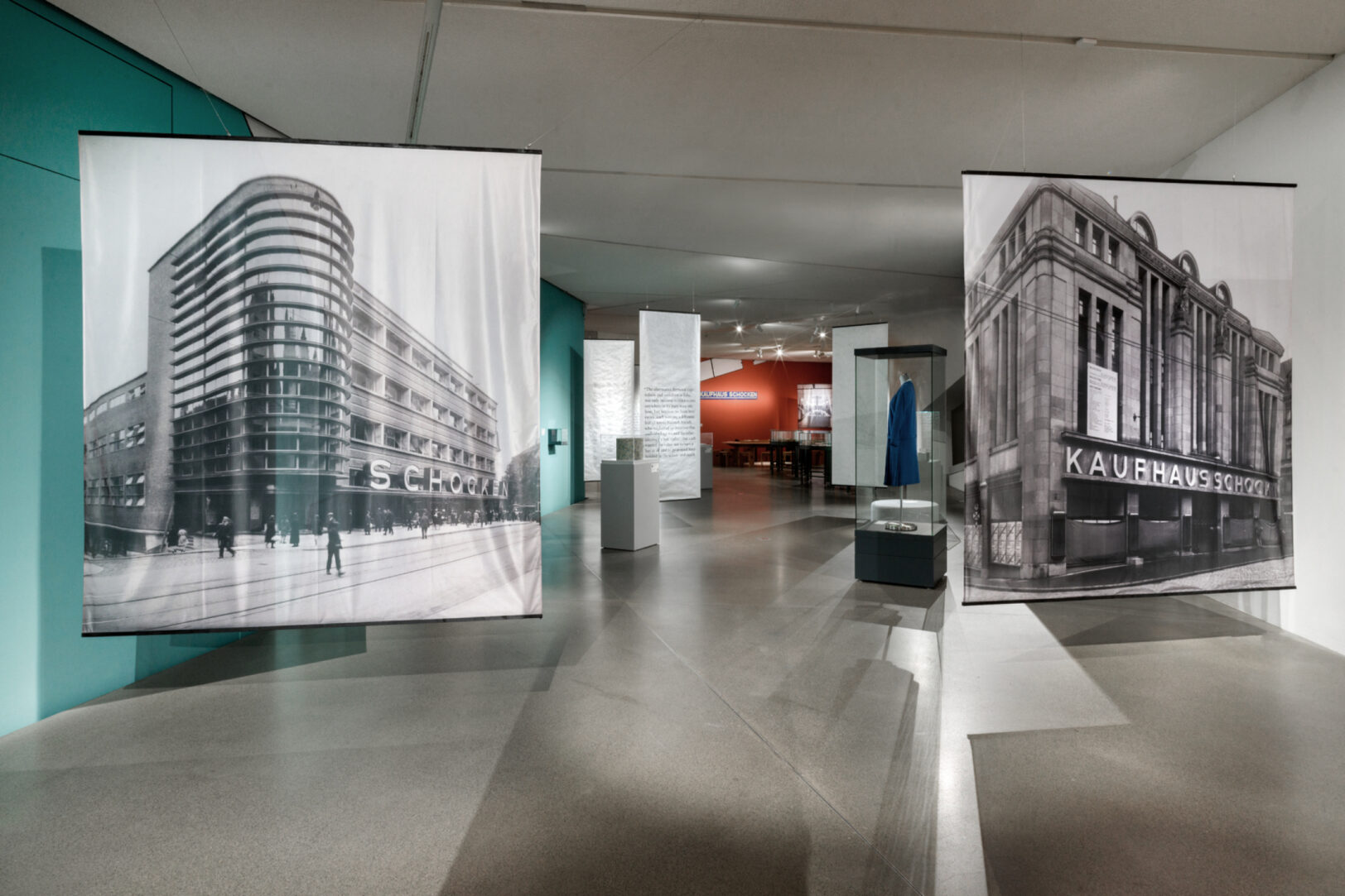 https://e-o-t.de/wordpress/wp-content/uploads/2025/06/Eot-Exhibition_Schocken_03.jpg