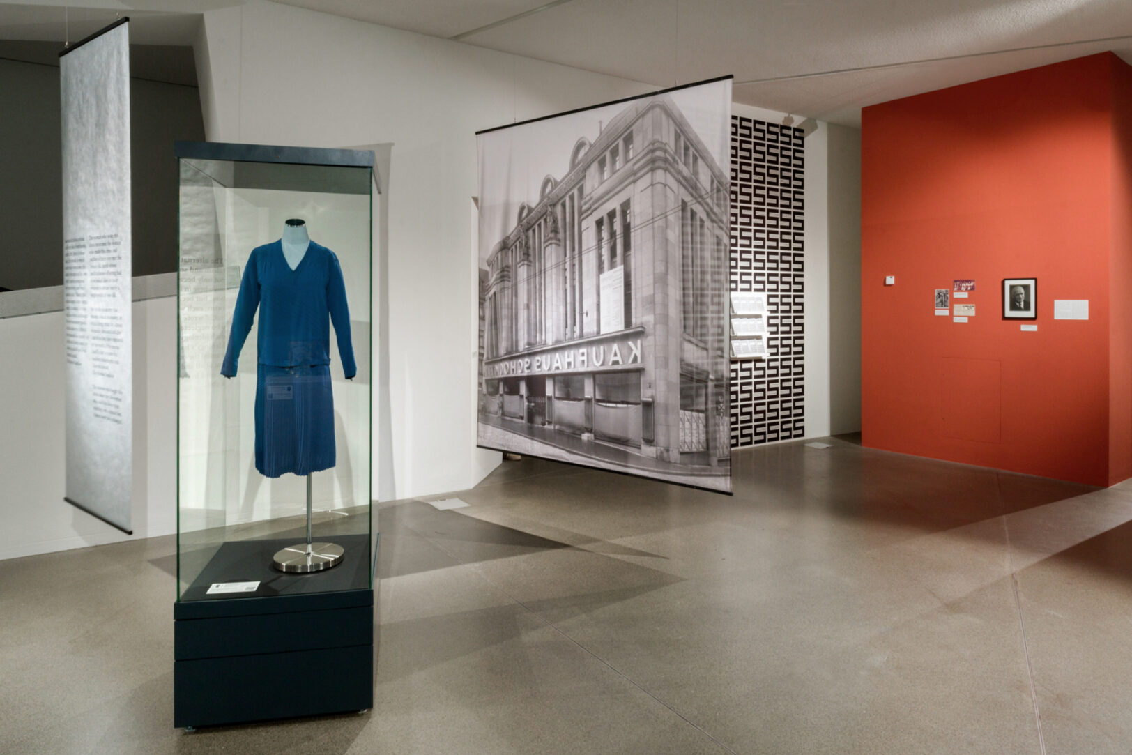 https://e-o-t.de/wordpress/wp-content/uploads/2025/06/Eot-Exhibition_Schocken_04.jpg